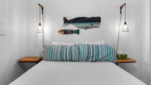 Beachside Condo 13 في شاطئ سانتا روزا: غرفة نوم مع سرير مع صورة للقرش على الحائط