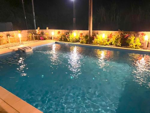 宮古島にあるprivate house nokoの夜間のスイミングプール(照明付)