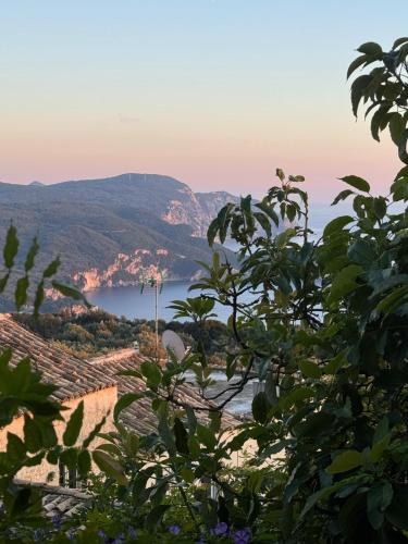 Carmen's 1st floor Apartment with floor Sea View and roof terrace- Lakones