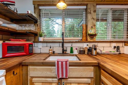 Η κουζίνα ή μικρή κουζίνα στο Mt Pilchuck River Cabin