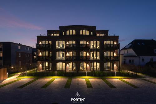 Un gran edificio con luces en el frente. en Manhattan Suite List auf Sylt, en List