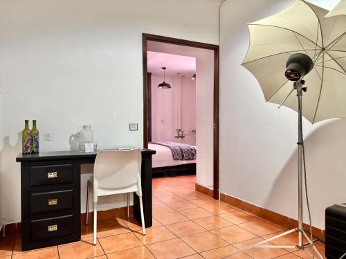 a room with a desk with a chair and an umbrella at Hotel Boutique Casa Catalá in Tlaxcala de Xicohténcatl