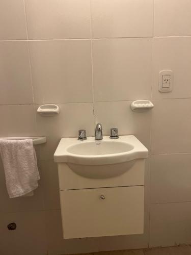 een witte badkamer met een wastafel en een spiegel bij Monoambiente en pleno CENTRO in Resistencia