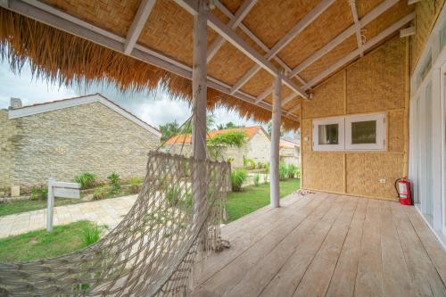 Gallery image of Surfer - Single Room Bungalow with Queen Bed, Working Desk, Shower, FREE Access to Pool and Gym, Onsite SPA, Car-Bike-ATV Rental, Diving and Fishing in Lakahembi