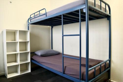 Ένα ή περισσότερα κρεβάτια σε δωμάτιο στο Chill Backpackers