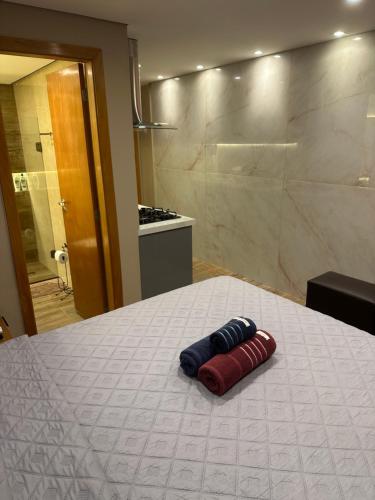 a bed with two pillows sitting on top of it at Flat no Life Resort a Beira Lago in Brasilia