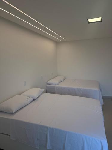 Ein Bett oder Betten in einem Zimmer der Unterkunft Apto com piscinas e pé na areia