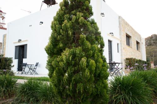 Сад в Agarathos Traditional Rooms - Pool - Kaliviani -On the road to Balos
