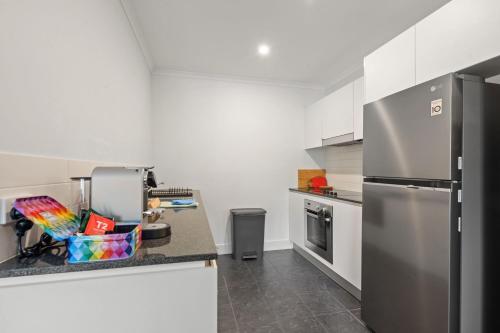 Una cocina o cocineta en Stylish 1-Bed Apartment with Balcony & Pool Access