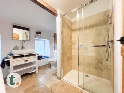 une salle de bain avec douche et toilettes dans l'établissement Tranquiloue - Maison paisible à 7min du PuyduFou, aux Épesses