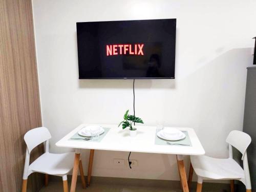 Cozy and Affordable Condo near MOA and Airport with Wifi 069電視和／或娛樂中心