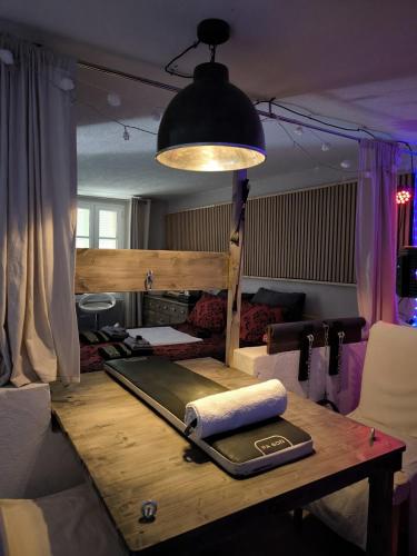 Cette chambre comprend un lit et une table. dans l'établissement Love-room Discret 40 m2 Bormes les mimosas village avec Terrasse, à Bormes-les-Mimosas