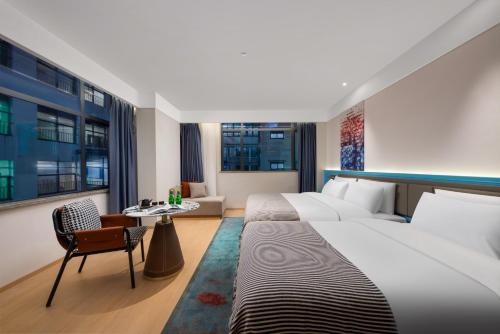 a hotel room with two beds and a table at CityNote Hotel -Guangzhou Beijing Road Pedestrian Street Yuexiu Park Branch in Guangzhou