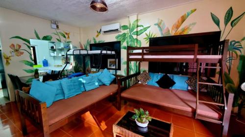Una sala de estar con dos literas y un sofá. en Panglao Dream Villa, en Panglao