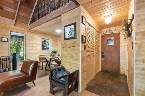 Ruang duduk di PNW River Cabin