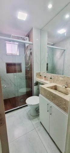 a bathroom with a toilet and a shower and a sink at Apartamento completo Fit Coqueiro 1 Cop 30 in Ananindeua