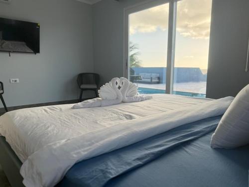 Ένα ή περισσότερα κρεβάτια σε δωμάτιο στο The Cave Beach House