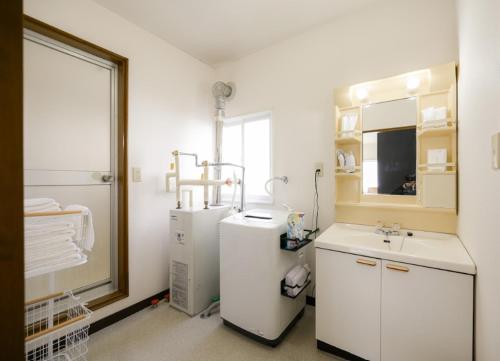 HanazonomachiにあるROOMzero 1号室の洗面台と鏡のある白いバスルーム