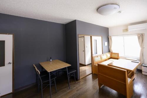 HanazonomachiにあるROOMzero 1号室のテーブルとダイニングルームのあるリビングルーム