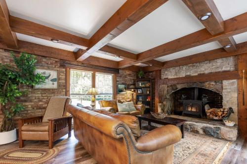 a living room with a couch and a fireplace at Stilly River Haus - Hot tub - Firepit - Fireplace in Granite Falls