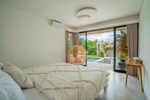 een slaapkamer met een bed en uitzicht op een zwembad bij Sun Garden Villa - 2BR Villa in Kerobokan in Kerobokan