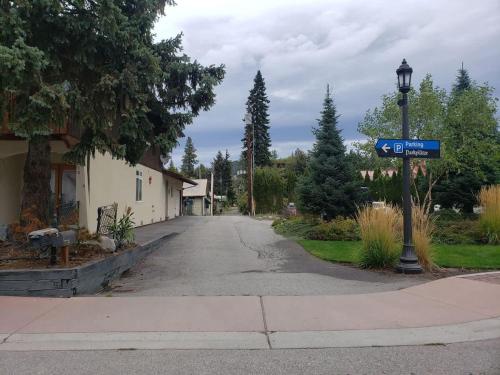 an empty street with a street sign on a pole at Snowcreek Suite - Fir in Leavenworth