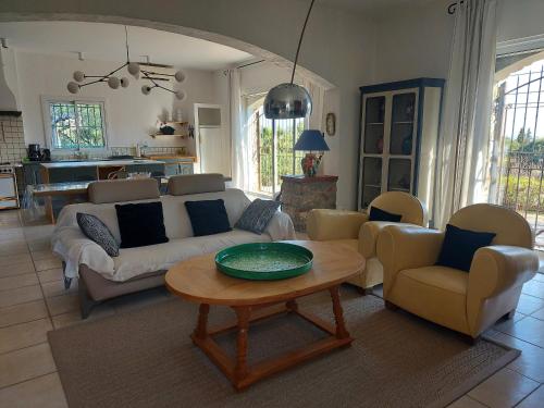 un salon avec un canapé et une table dans l'établissement Appartement de standing, terrasse, climatisation, parking sécurisé - FR-1-776-126, à Argelès-sur-Mer