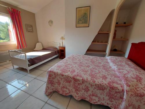 - une chambre avec un lit et un escalier dans l'établissement Appartement dans mas catalan avec climatisation et WiFi - FR-1-776-127, à Argelès-sur-Mer
