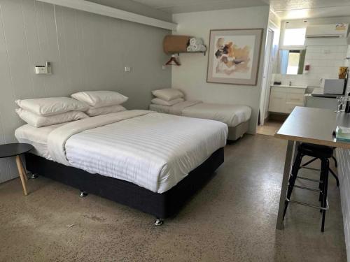 Postel nebo postele na pokoji v ubytování Bridgewater Motel Victoria-24 HourCheck-In