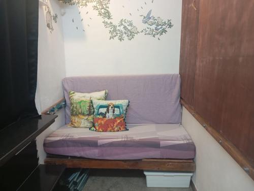 Zona de estar de Cozy Camper Van Styled Studio Home