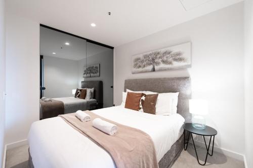 Postel nebo postele na pokoji v ubytování Heart Melbourne Cbd 1bedroom Apartment Balcony