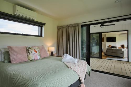 Katil atau katil-katil dalam bilik di Pomonal Estate Villas