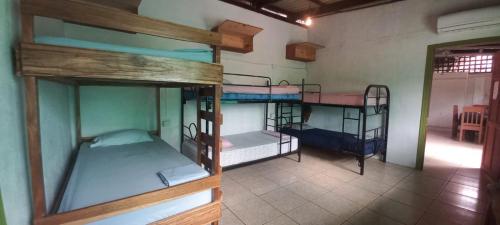 Postel nebo postele na pokoji v ubytování Backpackers Caribe Puerto Viejo