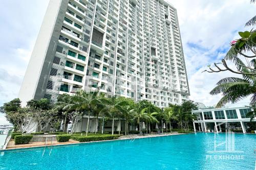 サイバージャヤにある1-2 Guests, HBO-GO TV, Located High Level, Quiet-Studio Home, Cybersquare in Cyberjaya, Flexihome-MYの大きな建物の正面に大きなスイミングプールがあります。