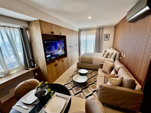 a living room with a couch and a bed at Loft de Lujo en Torre Punta Mayor frente a Plaza Mayor en León Gto in Miravalle