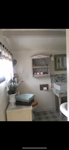 une salle de bain avec un lavabo et des toilettes dans une chambre dans l'établissement Villa la Roma, à Aix-en-Provence