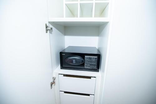 a microwave oven sitting inside of a closet at Vientiane Yooeun Hotel in Vientiane