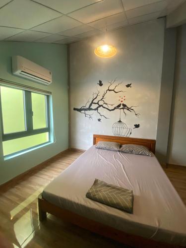 Кровать или кровати в номере Cối Xay Gió Homestay Quảng Bình
