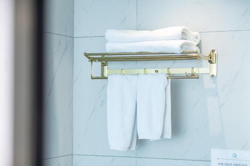 a bunch of towels on a towel rack in a bathroom at Vientiane Yooeun Hotel in Vientiane