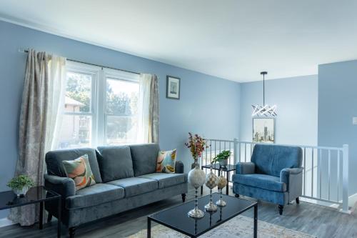 ヘイガーズタウンにあるCharming 3BR Home With a Deck and Yardの青いリビングルーム(ソファ、椅子2脚付)