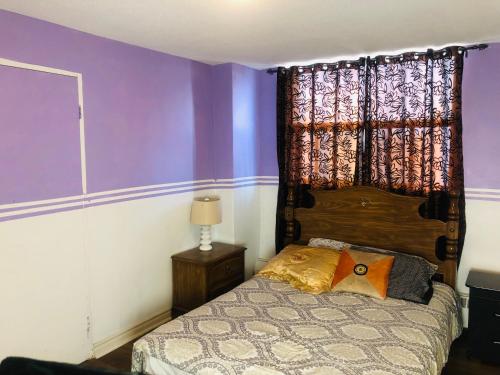 Una cama o camas en una habitación de Earth Tone Suites