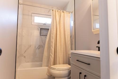 ヘイガーズタウンにあるCharming 3BR Home With a Deck and Yardのトイレ、洗面台、シャワー付きのバスルーム