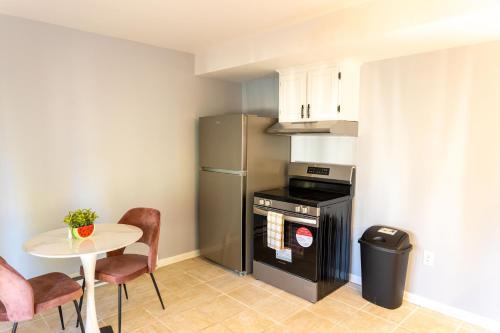 Charming 3BR Home With a Deck and Yardにあるキッチンまたは簡易キッチン