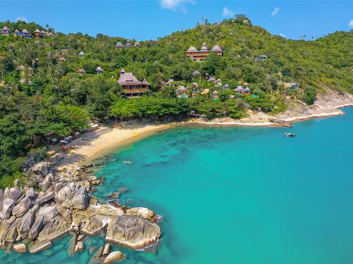 eine Luftansicht eines Resorts auf einer tropischen Insel in der Unterkunft Santhiya Koh Phangan Resort and Spa in Thong Nai Pan Noi