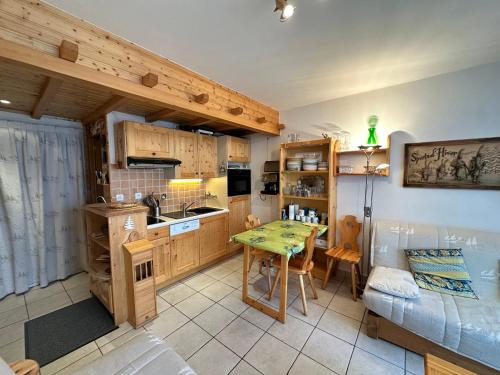 - une cuisine et une salle à manger avec une table et un canapé dans l'établissement Appartement à Villard-de-Lans, 4 pers, 37 m² - FR-1-515-224, à Villard-de-Lans