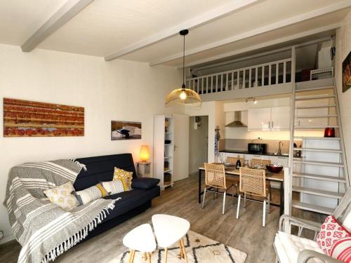 un salon avec un canapé et une cuisine dans l'établissement Appartement rénové 2 pièces proche plage - La Guérinière - FR-1-224B-241, à La Guérinière