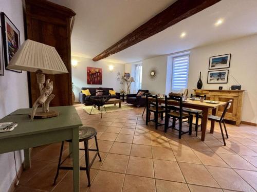 un salon avec une table et une salle à manger dans l'établissement Maison de village climatisée avec terrasse, garage privé à Argelès - FR-1-225-827, à Argelès-sur-Mer