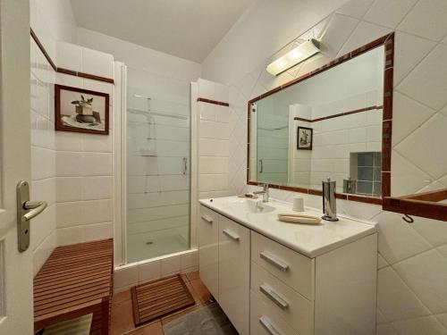 une salle de bain avec un lavabo, un miroir et une douche dans l'établissement Maison de village climatisée avec terrasse, garage privé à Argelès - FR-1-225-827, à Argelès-sur-Mer