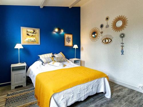 une chambre avec un lit avec une couverture jaune dans l'établissement Appartement rénové 2 pièces proche plage - La Guérinière - FR-1-224B-241, à La Guérinière