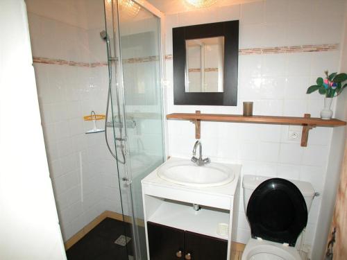 une salle de bain avec une douche, un lavabo et des toilettes dans l'établissement Studio 3 Pers. à 50m des Remontées Mécaniques - FR-1-676-217, à Châtel
